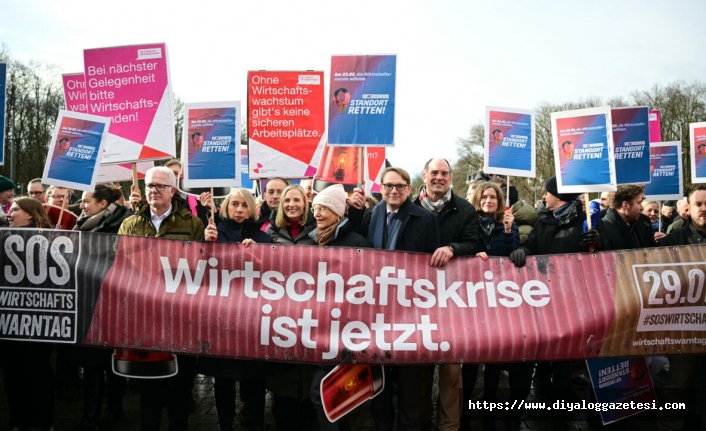 105 şehirde miting düzenledi