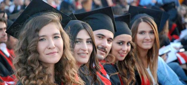 775 öğrenci diploma aldı