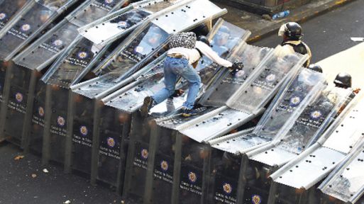 Çeteler protestoculara ateş açtı