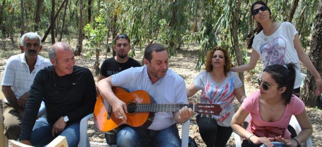 Denktaş gitar çaldı