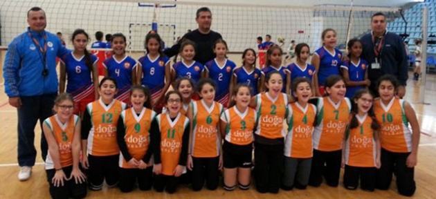 İlkokullar futbol ve voleybolda karşılaştı