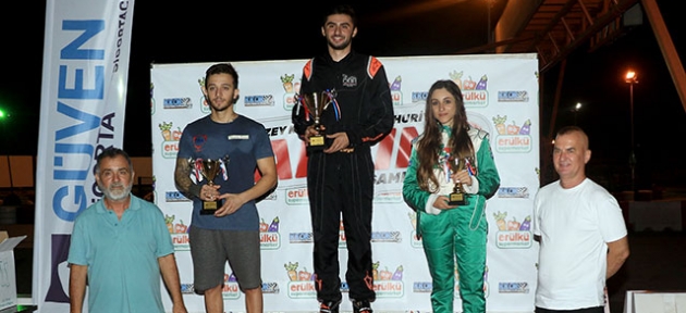 Kartingciler gece yarıştı