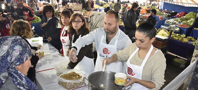 Tarhana çorbası dağıttılar