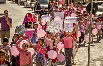 Pembe balonlarla mesaj verildi