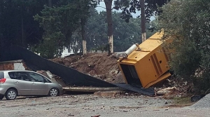 Duvar yıkıldı, jeneratör yan yattı