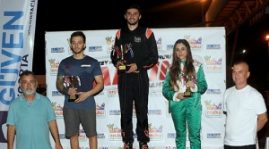 Kartingciler gece yarıştı