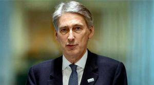 Philip Hammond'a koro halinde saldırı