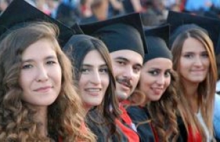 775 öğrenci diploma aldı