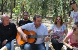 Denktaş gitar çaldı